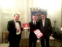 Dal Rotary Club Firenze Est un defibrillatore per la Rari Nantes Florentia